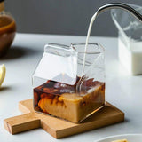 Tasse en verre compacte au design de carton de lait