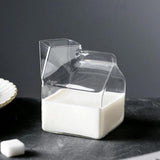 Tasse en verre compacte au design de carton de lait