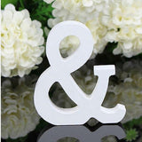 Lettre en bois blanche en position verticale