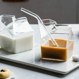 Tasse en verre compacte au design de carton de lait