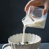 Tasse en verre compacte au design de carton de lait