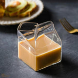 Tasse en verre compacte au design de carton de lait