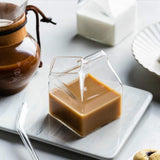 Tasse en verre compacte au design de carton de lait