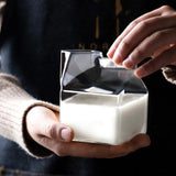 Tasse en verre compacte au design de carton de lait