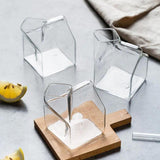 Tasse en verre compacte au design de carton de lait