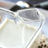 Tasse en verre compacte au design de carton de lait