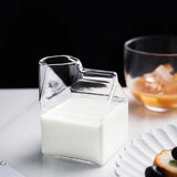 Tasse en verre compacte au design de carton de lait