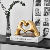 "SzívKéz | Sculpture artistique en forme de cœur" can be rewritten as "SzívKéz | Sculpture artistique en forme de cœur stylisée".
