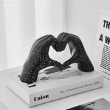 "SzívKéz | Sculpture artistique en forme de cœur" can be rewritten as "SzívKéz | Sculpture artistique en forme de cœur stylisée".