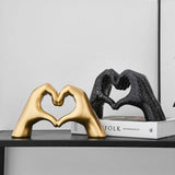 "SzívKéz | Sculpture artistique en forme de cœur" can be rewritten as "SzívKéz | Sculpture artistique en forme de cœur stylisée".