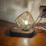 Lampe de table en verre au design de pierre de glace