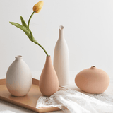 Vases en céramique aux teintes neutres