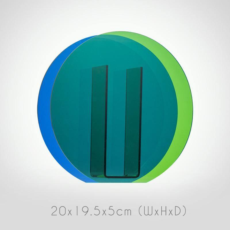 Vases en acrylique aux formes géométriques éclatantes