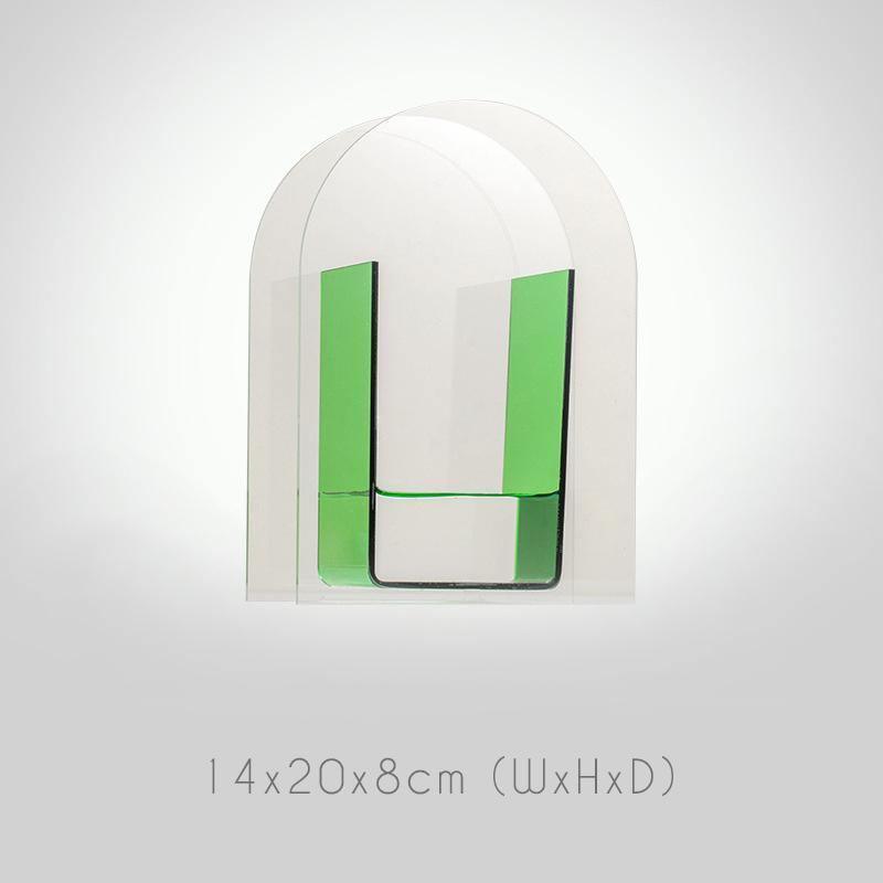 Vases en acrylique aux formes géométriques éclatantes