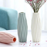 Vase étroit à fleurs avec bords aigus