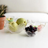 Verres décorés de pétales floraux