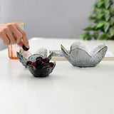 Verres décorés de pétales floraux