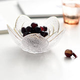 Verres décorés de pétales floraux