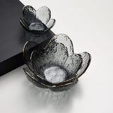 Verres décorés de pétales floraux