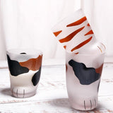tasse avec motifs de pattes de chat