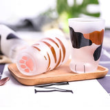 tasse avec motifs de pattes de chat