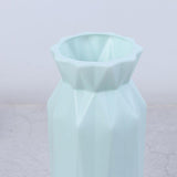 Vase d'angle au design géométrique