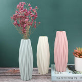Vase étroit à fleurs avec bords aigus