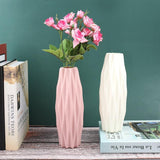 Vase étroit à fleurs avec bords aigus