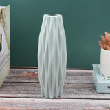 Vase étroit à fleurs avec bords aigus