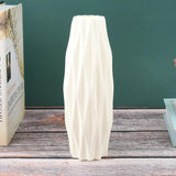 Vase étroit à fleurs avec bords aigus