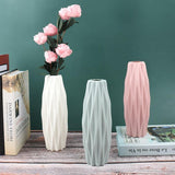Vase étroit à fleurs avec bords aigus