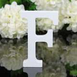 Lettre en bois blanche en position verticale