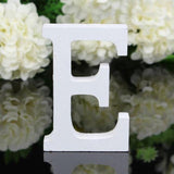 Lettre en bois blanche en position verticale