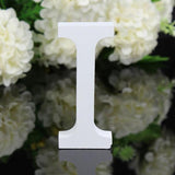 Lettre en bois blanche en position verticale