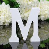 Lettre en bois blanche en position verticale