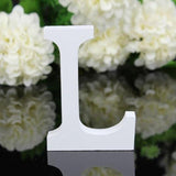 Lettre en bois blanche en position verticale