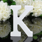 Lettre en bois blanche en position verticale