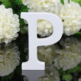 Lettre en bois blanche en position verticale