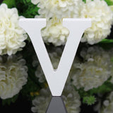 Lettre en bois blanche en position verticale