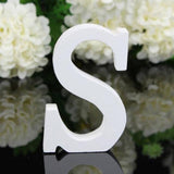 Lettre en bois blanche en position verticale