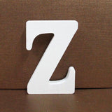 Lettre en bois blanche en position verticale
