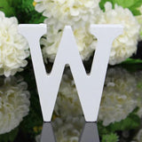 Lettre en bois blanche en position verticale