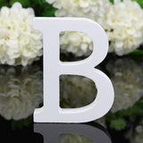 Lettre en bois blanche en position verticale