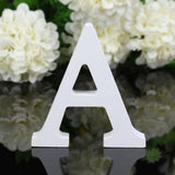 Lettre en bois blanche en position verticale