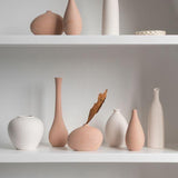 Vases en céramique aux teintes neutres