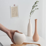 Vases en céramique aux teintes neutres