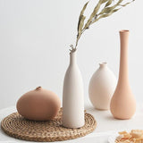 Vases en céramique aux teintes neutres