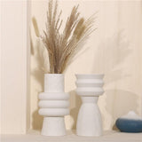 "Vases en céramique blanche Alora" can be rewritten as "Vases Alora en céramique blanche".