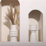 "Vases en céramique blanche Alora" can be rewritten as "Vases Alora en céramique blanche".