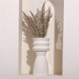 "Vases en céramique blanche Alora" can be rewritten as "Vases Alora en céramique blanche".